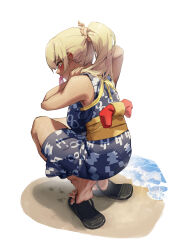 1girl adjusting_hair ahoge armpits artist_request ass bare_shoulders beach blonde_hair breasts cleavage clenched_hands feet female_focus from_behind full_body geta hair_ornament hair_scrunchie hands_up higa_kana highres japanese_clothes kimono large_breasts legs long_hair looking_at_viewer looking_back matching_hair/eyes mouth_hold obi ocean okinawa_de_suki_ni_natta_ko_ga_hougen_sugite_tsurasugiru outdoors parted_lips print_yukata sandals sash scrunchie short_kimono short_yukata sidelocks sleeveless sleeveless_kimono sleeveless_yukata soles squatting summer sweat tan thighs tiptoes toenails toes tying_hair yellow_eyes yukata