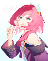 1girl art_error blue_eyes breasts character_name coat commentary_request cyrene_(honkai:_star_rail) dress from_side hair_ornament highres honkai:_star_rail honkai_(series) korean_commentary looking_at_viewer medium_hair pink_hair purple_coat simple_background small_breasts smile solo upper_body white_background white_dress