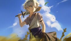1boy antenna_hair armband black_gloves blue_eyes blue_sky commentary gloves grey_shirt hadanugi_dousa highres holding holding_sword holding_weapon honkai:_star_rail honkai_(series) looking_to_the_side male_focus official_alternate_costume open_kimono over_shoulder parted_bangs parted_lips phainon_(a_dream_scented_in_wheat)_(honkai:_star_rail) phainon_(honkai:_star_rail) shirt short_hair sky solo suamk2 sword sword_over_shoulder symbol-only_commentary weapon weapon_over_shoulder white_hair wooden_sword