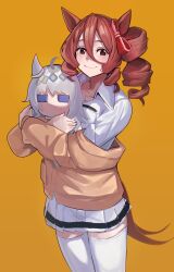 1girl animal_ears blush bow brown_cardigan brown_eyes cardigan character_doll clothes_down collared_shirt commentary cowboy_shot doll dress_shirt drill_hair drill_sidelocks ear_bow hair_between_eyes hair_bow highres holding holding_doll horse_ears horse_girl horse_tail kasamatsu_tracen_school_uniform light_smile long_hair long_sleeves looking_at_viewer miniskirt norn_ace_(umamusume) off_shoulder oguri_cap_(umamusume) one_side_up orange_background pleated_skirt red_bow red_hair school_uniform shirt side_drill sidelocks simple_background skirt solo solokitsune standing tail thighhighs umamusume umamusume:_cinderella_gray white_shirt white_skirt white_thighhighs wing_collar zettai_ryouiki