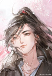 1boy ahoge bishounen black_hair black_hanfu brown_eyes cherry_blossoms chinese_clothes closed_mouth collarbone faux_traditional_media hanfu high_ponytail ink_wash_painting kcllzas163 light_particles long_hair looking_to_the_side male_focus modao_zushi petals ponytail portrait smile solo third-party_source upper_body watermark wei_wuxian weibo_watermark