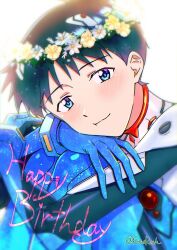 1boy black_hair blue_eyes closed_mouth flower flower_wreath happy_birthday head_rest hugging_own_legs ikari_shinji looking_at_viewer male_focus mecha_pilot_suit neon_genesis_evangelion plugsuit_(evangelion) rosa_tsubomi short_hair simple_background sitting smile solo twitter_username white_background white_flower yellow_flower