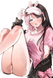 1girl absurdres ass black_cardigan black_nails black_shorts blue_eyes brown_hair cardigan dow_suitable highres iris_black_games jewelry knees_up multicolored_hair necklace off_shoulder open_mouth parted_bangs pink_hair pink_shirt shirt shorts simple_background sitting sleep_mask solo split-color_hair t-shirt tachibana_hinano tachibana_hinano_(5th_costume) thighs two-tone_hair virtual_youtuber vspo! white_background