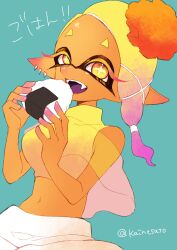 1girl aqua_background artist_name blonde_hair breasts colored_eyelashes dated_commentary earrings food frye_(deep_cut_outfit)_(splatoon) frye_(splatoon) gradient_hair highres holding holding_food inkling jewelry kainesato long_hair looking_at_viewer multicolored_hair multiple_earrings navel nintendo onigiri open_mouth pointy_ears purple_hair short_eyebrows simple_background smile solo splatoon_(series) splatoon_3 teeth tentacle_hair thick_eyebrows tooth_earrings translation_request twitter_username two-tone_hair upper_teeth_only