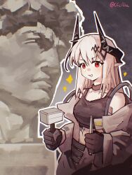 1girl absurdres arknights bare_shoulders black_gloves black_horns black_sports_bra bust_(sculpture) chinese_commentary chisel chromatic_aberration commentary_request crop_top gloves grey_hair hair_between_eyes hammer highres holding holding_chisel holding_hammer horns infection_monitor_(arknights) looking_at_viewer making-of_available material_growth medium_hair mudrock_(arknights) mudrock_(elite_ii)_(arknights) off_shoulder oripathy_lesion_(arknights) outline pointy_ears red_eyes sakuratani_hane sculpture smile smug solo sparkle sports_bra white_outline