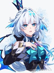 1girl bare_shoulders blue_eyes blue_hair cerydra_(honkai:_star_rail) crown detached_sleeves gradient_hair grey_background hair_intakes highres honkai:_star_rail honkai_(series) long_sleeves mini_crown multicolored_hair open_mouth pochimaru_(marumaru_wanwan) solo upper_body white_hair