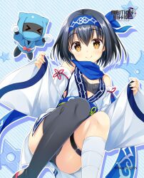 &gt;_&lt; 1girl absurdres ambitious_mission asymmetrical_legwear bandaged_leg bandages bare_shoulders black_hair black_panties black_thighhighs blue_background blue_bow blue_hairband blue_scarf blush bow breasts brown_eyes chibi chibi_inset closed_mouth company_name copyright_name detached_sleeves eyelashes eyes_visible_through_hair feet_out_of_frame hair_between_eyes hair_bow hairband hands_up happy highres ishikawa_yae japanese_clothes kimono knees_up long_scarf looking_at_viewer medium_hair mismatched_legwear ninja official_art outline panties scarf simple_background single_thighhigh sitting sleeveless sleeveless_kimono sleeves_past_wrists small_breasts smile solo split_mouth star_(symbol) straight_hair tareme thigh_strap thighhighs thighs toranosuke underwear w_arms white_kimono white_outline wide_sleeves