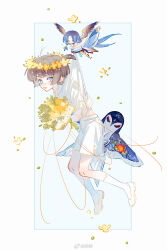 2boys :d aged_down bird_wings blue_background blue_eyes blue_hair border bouquet braid brown_hair brown_wings carrying carrying_person center-flap_bangs chinese_clothes chinese_commentary facial_mark feathered_wings flower flower_wreath flying forehead_mark full_body hanfu head_wreath highres holding holding_bouquet kite leaf long_hair long_sleeves looking_at_viewer male_focus male_master_(the_tale_of_food) midriff_peek mini_person miniboy multiple_boys one_side_up open_mouth outside_border parted_bangs procreate_(medium) robe shirt shoes short_hair short_sleeves shorts shuling side_braid size_difference smile socks string swallow_bun_(the_tale_of_food) the_tale_of_food watermark weibo_watermark white_border white_robe white_shirt white_shoes white_shorts white_socks wide_sleeves wings yellow_eyes