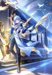 2boys bird black_boots boots coat full_body gold_halo grey_hair halo hand_up head_wings highres holding holding_suitcase honkai:_star_rail honkai_(series) medium_hair multiple_boys parted_lips scarf solo_focus spiked_halo suitcase sunday_(honkai:_star_rail) teeth train two-tone_scarf usagishi white_coat white_scarf white_wings wings yellow_eyes yellow_scarf