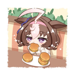 +_+ 1girl @_@ ahoge animal_ears bow brown_hair burger casual chibi chibi_only commentary_request double-parted_bangs ear_ribbon eating food hair_between_eyes hairband highres horse_ears huge_ahoge long_sleeves mame_no_mugi medium_hair meisho_doto_(umamusume) multicolored_hair official_alternate_costume pink_hairband purple_eyes ribbed_sweater solo sweater turtleneck turtleneck_sweater twitter_username two-tone_hair umamusume white_hair white_sweater