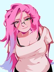 1girl alien_stage arms_behind_back blue_background blue_hair bra_strap closed_mouth commentary glasses half-closed_eyes highres m0nacrose mizi_(alien_stage) multicolored_hair pink_hair shirt short_sleeves simple_background smile solo two-tone_hair white_shirt yellow_eyes