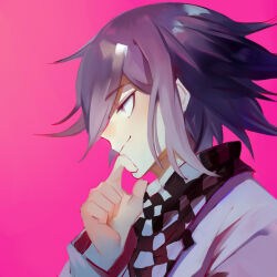 1boy black_scarf checkered_clothes checkered_scarf closed_mouth commentary danganronpa_(series) danganronpa_v3:_killing_harmony from_side hair_between_eyes hand_on_own_chin highres jacket light_blush long_sleeves looking_ahead messy_hair oma_kokichi pink_background pointy_nose purple_eyes purple_hair scarf short_hair simple_background smirk smug solo thinking two-tone_scarf upper_body white_jacket white_scarf yaya_(shizuku)