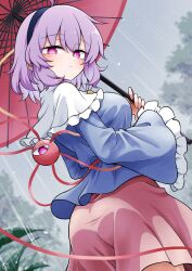 1girl ahoge ass black_hairband blue_shirt breasts bright_pupils capelet commentary_request dated_commentary dutch_angle frilled_capelet frilled_sleeves frills hairband highres holding holding_umbrella komeiji_satori long_sleeves looking_at_viewer medium_breasts oil-paper_umbrella outdoors pink_hair pink_skirt purple_hair rain scavia10 shirt short_hair signature skirt solo third_eye touhou umbrella water_drop white_capelet white_pupils
