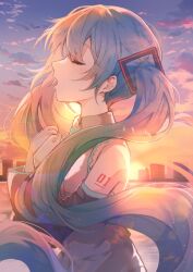 1girl aqua_hair backlighting bare_shoulders black_sleeves bloom closed_eyes cloud cloudy_sky collared_shirt commentary detached_sleeves eyelashes facing_up floating_hair from_side glow_(vocaloid) gradient_sky grey_shirt hair_between_eyes hands_up hatsune_miku highres light_blush long_hair music namamake open_mouth own_hands_together profile shirt shoulder_tattoo sidelocks singing sky skyline sleeveless sleeveless_shirt solo sunset tattoo twintails upper_body very_long_hair vocaloid