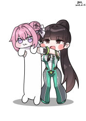 Rule 34 | 1girl, absurdres, blush stickers, bodysuit, bow, breasts, brown eyes, brown hair, chinese commentary, commentary request, creature, dated, deformed, doro (nikke), eve (stellar blade), facing viewer, fingerless gloves, full body, gloves, goddess of victory: nikke, green bodysuit, hair bow, hair bun, high ponytail, highres, holding, holding creature, jfzm001, long hair, longcat (meme), looking at another, looking at viewer, medium breasts, meme, open mouth, partial commentary, pink hair, ponytail, purple bow, purple eyes, shadow, signature, single hair bun, smile, standing, stellar blade, very long hair, white background, white gloves