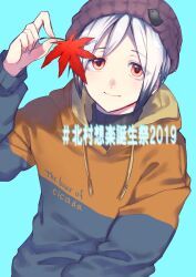 Rule 34 | 1boy, absurdres, beanie, blue background, closed mouth, clothes writing, drawstring, hat, highres, holding, holding leaf, idolmaster, idolmaster side-m, kitamura sora, leaf, long sleeves, looking at viewer, male focus, red eyes, short hair, simple background, solo, translation request, upper body, wadante, white hair
