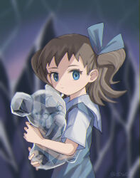 1girl aqua_eyes arigato_omuraisu blurry blurry_background brown_hair child closed_mouth commentary_request dress eyelashes from_side gen_2_pokemon hair_ribbon highres holding looking_at_viewer looking_to_the_side molly_hale nintendo pokemon pokemon_(anime) pokemon_(classic_anime) pokemon_3:_the_movie_-_spell_of_the_unown:_entei ribbon short_sleeves teddiursa upper_body watermark
