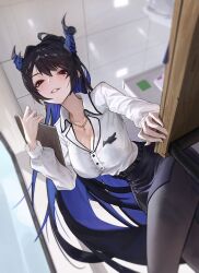 1girl absurdres arm_support asymmetrical_horns black_hair black_pantyhose black_skirt blue_hair breasts ceiling cleavage clipboard collared_shirt colored_inner_hair demon_horns earrings from_below high-waist_skirt highres holding holding_clipboard hololive hololive_english horns indoors jewelry large_breasts leaning_forward long_hair looking_at_viewer mole mole_under_eye multicolored_hair necklace nerissa_ravencroft nerissa_ravencroft_(casual) office office_lady pantyhose parted_bangs parted_lips pencil_skirt ponytail red_eyes shirt skirt solo table uneven_horns very_long_hair virtual_youtuber vyva white_shirt window