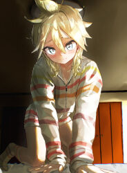 1boy absurdres all_fours bare_legs blonde_hair blue_eyes blush commentary full_body hair_between_eyes highres indoors kagamine_len kubari long_sleeves looking_at_viewer male_focus on_bed pajamas short_shorts shorts smile socks solo striped_clothes striped_pajamas striped_socks vocaloid zipper