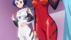 2boys 2girls ? animated anime_screenshot ass ayanami_rei_(cosplay) black_hair blonde_hair blue_hair bodysuit breasts brown_eyes brown_hair grand_blue highres imamura_kouhei kitahara_iori kotegawa_chisa mecha_pilot_suit multiple_boys multiple_girls neon_genesis_evangelion plugsuit_(evangelion) purple_eyes red_bodysuit short_hair sound souryuu_asuka_langley_(cosplay) tagme video walking white_bodysuit yoshiwara_aina