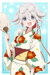 1girl :d akiyama_haruno blue_background blue_eyes blush eyewear_on_head floral_print floral_print_kimono glasses grey_hair hair_between_eyes hair_ribbon hand_fan hibiscus_print highres holding holding_fan illustratorhide japanese_clothes kimono mono_(afro) obi open_mouth print_kimono red_ribbon ribbon round_eyewear sash smile solo thick_eyebrows upper_body wide_sleeves