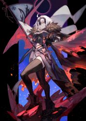 1girl ahoge armor armored_boots armored_dress boots cloak dress fate/grand_order fate_(series) flag full_body fur_collar gauntlets headpiece highres holding holding_flag jeanne_d&#039;arc_alter_(avenger)_(fate) jeanne_d&#039;arc_alter_(fate) la_grondement_du_haine lack sheath sheathed short_hair solo standing sword thighhighs weapon white_hair yellow_eyes