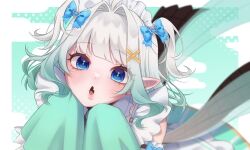 1girl :o ahoge blue_bow blue_eyes bow detached_sleeves dress eyelashes fang gradient_hair green_dress green_hair hair_bow hair_intakes hair_ornament highres indie_virtual_youtuber kuraedo long_hair long_sleeves looking_at_viewer maid_headdress mint_fantome mint_fantome_(minto_2.0) multicolored_hair open_mouth pointy_ears sidelocks skin_fang sleeves_past_fingers sleeves_past_wrists solo two_side_up upper_body virtual_youtuber white_hair x_hair_ornament