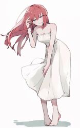1girl alternate_costume bare_shoulders barefoot breasts bright_pupils cleavage commentary_request dot_nose dress hair_between_eyes hand_in_own_hair highres light_smile long_hair looking_at_viewer makise_kurisu medium_breasts pleated_dress purple_eyes red_hair simple_background solo steins;gate strapless strapless_dress suehiroch0 tiptoes white_background white_dress white_pupils