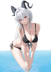 1girl absurdres ahoge alternate_costume bare_shoulders bikini black_bikini black_horns black_nails closed_mouth commentary curled_horns earrings front-tie_bikini_top front-tie_top grey_hair hair_between_eyes highres horns jewelry key_earrings leaning_forward long_hair looking_at_viewer nail_polish red_eyes side-tie_bikini_bottom simple_background smile solo swimsuit wading white_background wuthering_waves yizi_(yizi_official) zani_(wuthering_waves)