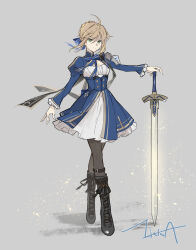 1girl absurdres ahoge armor artoria_pendragon_(fate) black_boots blonde_hair blue_bow blue_bowtie blue_dress boots bow bowtie braid breasts buttons cleavage_cutout closed_mouth clothing_cutout commentary_request dress excalibur_(fate/stay_night) fate/stay_night fate/unlimited_blade_works fate_(series) floating_hair frills full_body green_eyes grey_background grey_pantyhose hair_between_eyes hair_bow hair_bun hand_up highres holding holding_sword holding_weapon honkai:_star_rail honkai_(series) huge_ahoge ikka_(theworl35753194) juliet_sleeves long_sleeves looking_at_viewer medium_breasts pantyhose puffy_sleeves saber_(fate) saber_(honkai:_star_rail)_(fate) short_hair shoulder_armor sidelocks signature simple_background solo standing striped_bow striped_bowtie striped_clothes sword two-tone_dress weapon white_dress