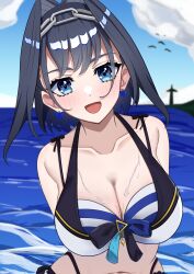 1girl absurdres bikini black_hair blue_eyes blue_sky bow bow_earrings breasts chain chain_headband cleavage cloud cloudy_sky day earrings hair_intakes highres hololive hololive_english jewelry large_breasts looking_at_viewer ocean official_alternate_costume open_mouth ouro_kronii outdoors sakuta1221pc simple_background sky solo swimsuit virtual_youtuber white_bikini