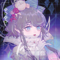 +_+ 1girl artist_name asuuta barcode bare_shoulders beads blue_bow blue_eyes bow brown_hair chinese_commentary clock_hair_ornament coat commentary_request commission detached_collar diamond-shaped_pupils diamond_(shape) dress fang fern flower gloves gradient_background grey_pupils hair_beads hair_bow hair_flower hair_ornament high_collar highres light_blush light_particles lipstick long_sidelocks makeup medici_collar multiple_hair_bows neck_ruff off-shoulder_dress off_shoulder open_mouth original pink_flower pink_rose pointy_ears purple_background red_bow red_flower red_lips red_rose rose sample_watermark short_hair_with_long_locks sidelocks smile solo striped_bow swept_bangs symbol-shaped_pupils too_many_watermarks upper_body watermark watermark_grid wavy_hair weibo_watermark white_coat white_dress white_gloves yellow_bow