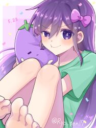 Rule 34 | 1girl, aubrey (headspace) (omori), aubrey (omori), bare legs, barefoot, blush, border, bow, closed mouth, collarbone, commentary, confetti, convenient leg, dated, double-parted bangs, english commentary, full body, green shirt, hair between eyes, hair bow, happy birthday, heart, highres, holding, holding stuffed toy, knees together feet apart, knees up, long hair, looking at viewer, mr. plantegg (omori), omori, outside border, pink bow, purple background, purple eyes, purple hair, ryo pen17, shirt, short sleeves, simple background, sitting, smile, solo, stuffed eggplant, stuffed toy, toes, twitter username, uneven eyes, v-shaped eyebrows, very long hair, white border