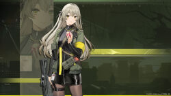1girl black_bow black_socks bow girls&#039;_frontline girls&#039;_frontline_2:_exilium green_eyes grey_hair gun highres holding holding_weapon long_hair socks solo standing submachine_gun ump40_(girls&#039;_frontline) weapon