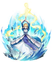 1girl ahoge armor armored_boots armored_dress armored_gloves arms_up artoria_pendragon_(fate) blonde_hair blue_dress boots closed_mouth dress fate/stay_night fate_(series) full_body green_eyes hair_between_eyes heaven&#039;s_feel highres holding holding_sword holding_weapon long_sleeves looking_at_viewer mahjong_soul official_art solo standing sword transparent_background weapon