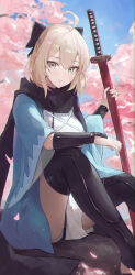 1girl absurdres ahoge black_bow black_scarf blonde_hair blurry blurry_background bow cherry_blossoms closed_mouth commentary_request fate/grand_order fate_(series) hair_bow highres holding holding_sword holding_weapon jianjia katana looking_at_viewer okita_souji_(fate) okita_souji_(koha-ace) outdoors petals scarf short_hair smile solo sword weapon yellow_eyes