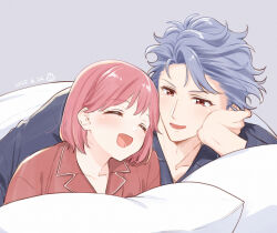1boy 1girl closed_mouth couple dated grey_background grey_hair grey_pajamas grey_shirt head_on_hand hetero krudears lying on_stomach open_mouth pajamas pillow pink_hair protagonist_(tokimemo_gs3) red_eyes red_pajamas red_shirt shirt shitara_seiji short_hair smile swept_bangs tokimeki_memorial tokimeki_memorial_girl&#039;s_side tokimeki_memorial_girl&#039;s_side_3rd_story under_covers upper_body