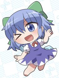 &gt;_o 1girl ;d barefoot blue_background blue_dress blue_eyes blue_hair blush bow chibi chibi_only cirno collared_shirt commentary_request dress full_body green_bow hair_bow hand_up highres ice ice_wings looking_at_viewer neck_ribbon one_eye_closed open_mouth pinafore_dress red_ribbon ribbon rokugou_daisuke shirt short_hair short_sleeves signature sleeveless sleeveless_dress smile solo touhou v-shaped_eyebrows white_shirt wings