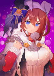 1girl artist_name black_hat blue_eyes blurry blush bokeh bow breasts brown_hair cape chain cloak commentary_request depth_of_field double-parted_bangs embarrassed empire_waist gradient_background hair_between_eyes halloween_costume hat hat_bow highres hood hood_up hooded_cloak jack-o&#039;-lantern_hat_ornament jack-o&#039;-lantern_ornament jacket large_breasts long_hair looking_at_viewer mihono_bourbon_(ghosty_and_the_magic_of_halloween)_(umamusume) mihono_bourbon_(umamusume) mini_hat mini_top_hat official_alternate_costume parted_lips purple_background red_jacket rinen robe signature solo top_hat torn_cape torn_clothes track_jacket umamusume upper_body white_cloak white_robe