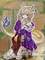 1girl ambience_synesthesia aqua_eyes arknights bare_shoulders blonde_hair blue_hair chinese_commentary choker coat colored_extremities commentary dragon_girl dragon_horns dragon_tail film_grain full_body grey_hair hair_between_eyes hand_on_own_knee highres horns long_sleeves looking_at_viewer medium_hair off_shoulder official_alternate_costume outline pointy_ears purple_coat sandals shu_(arknights) shu_(bingwenyuyou)_(arknights) sitting smile solo tail toes violetstone white_outline yellow_choker