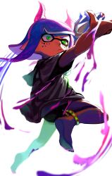 1girl anklet barefoot blue_hair closed_mouth dark-skinned_female dark_skin dolphin_shorts dool_bold fake_horns green_eyes hairband half-closed_eye highres holding holding_weapon horn_hairband horns inkling jewelry long_hair nintendo pink_hairband pointy_ears print_shirt shirt shorts simple_background solo splatoon_(series) splatoon_3 splattershot_pro_(splatoon) tentacle_hair weapon white_background