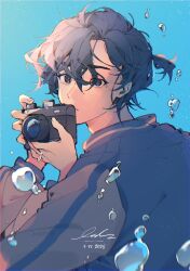 Rule 34 | 1boy, air bubble, black eyes, black hair, blue background, blue jacket, blue theme, blurry, bubble, camera, cheng xiaoshi, closed mouth, dated, hair between eyes, hands up, hanmdin, highres, holding, holding camera, jacket, long sleeves, looking at viewer, male focus, multicolored jacket, ponytail, shiguang dailiren, short hair, short ponytail, signature, simple background, solo, underwater, upper body, water, water drop