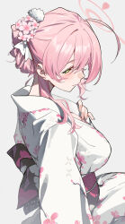 1girl absurdres ahoge airseal alternate_costume alternate_hairstyle blue_archive blush breasts closed_mouth commentary floral_print floral_print_kimono green_eyes halo hanako_(blue_archive) highres japanese_clothes kimono large_breasts looking_at_viewer pink_hair pink_halo print_kimono sidelocks simple_background smile solo symbol-only_commentary white_background white_kimono