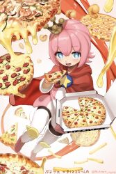 1boy artist_name basil_leaf blue_eyes boots cape cheese commentary company_name copyright_name crown food full_body hand_up highres holding holding_food holding_pizza looking_at_viewer male_focus mini_crown motimoti_mgmg mushroom ocean_prince open_mouth pepperoni pink_boots pink_hair pink_tunic pizza pizza-la pizza_box pizza_slice puyopuyo puyopuyo_quest red_cape salde_canarl_shellbrick_iii smile solo sparkling_eyes star_(symbol) thigh_boots tomato tomato_slice tunic twitter_username