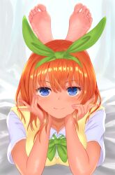 1girl barefoot blue_eyes bow bowtie bulky_sun commentary_request feet go-toubun_no_hanayome green_bow green_bowtie green_ribbon hair_ribbon hairband highres looking_at_viewer lying nakano_yotsuba on_stomach orange_hair ribbon school_uniform shirt short_hair smile soles solo sweater_vest tan the_pose toes white_shirt yellow_sweater_vest