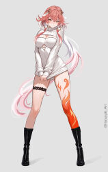 1girl alternate_costume black_shoes boots changli_(wuthering_waves) full_body grey_background hair_extensions haruyuki_(karem) highres multicolored_hair pink_hair shoes simple_background smile solo thigh_strap two-tone_hair wuthering_waves