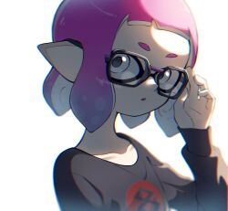 1girl :o adjusting_eyewear artist_name black-framed_eyewear black_shirt chromatic_aberration commentary_request film_grain glasses hand_on_eyewear hand_up highres inkling inkling_girl inkling_player_character long_sleeves looking_at_viewer nintendo nuo_001 open_mouth pink_hair pointy_ears shirt short_hair solo splatoon_(series) tentacle_hair upper_body white_background white_eyes