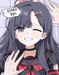 1girl absurdres black_choker black_gloves black_sailor_collar blue_archive choker gloves grey_eyes grey_hair halo highres ichika_(blue_archive) korean_text long_hair looking_at_viewer neckerchief one_eye_closed r_qr red_halo red_neckerchief sailor_collar speech_bubble tile_wall tiles translation_request