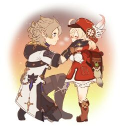 1boy 1girl ^_^ ahoge albedo_(genshin_impact) aoyagi_(ao0701yagi) aqua_eyes backpack bag bag_charm black_boots black_shorts blonde_hair bloomers blue_shirt blush boots bow braid brown_bag brown_gloves brown_hair cabbie_hat chain charm_(object) closed_eyes closed_mouth clover_print coat collared_shirt dodoco_(genshin_impact) dress genshin_impact gloves half_updo hands_on_another&#039;s_cheeks hands_on_another&#039;s_face hands_up hat hat_feather highres hood hood_down hooded_coat klee_(genshin_impact) kneeling long_sleeves looking_at_another low_twintails medium_hair on_one_knee open_clothes open_coat parted_bangs pocket pointy_ears profile puffy_long_sleeves puffy_sleeves randoseru red_coat red_hat ribbed_socks shirt short_sleeves shorts simple_background smile snowing socks standing twintails underwear white_background white_bloomers white_bow white_coat white_dress white_socks