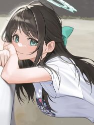 1girl airi_(band)_(blue_archive) airi_(blue_archive) black_hair blue_archive bow closed_mouth from_side green_bow green_eyes green_halo hair_bow halo highres long_hair looking_at_viewer looking_to_the_side momocadraw shirt short_sleeves smile solo t-shirt upper_body white_shirt